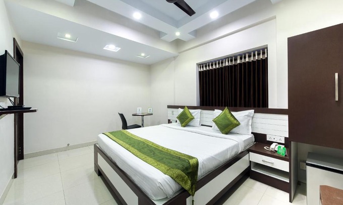 Ballygunge Hotel | Relax at Itsy By Treebo - Jai Ambe Maa with Breakfast & Access