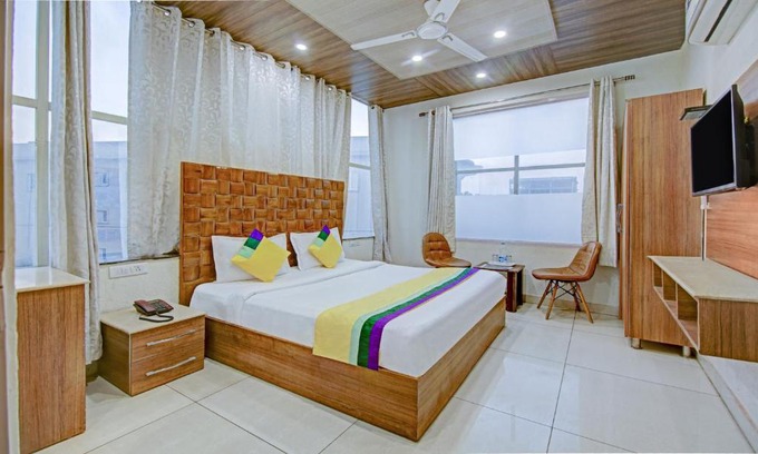Zirakpur Hotel | Guest Rated: Itsy By Treebo - Sharrytel with Breakfast