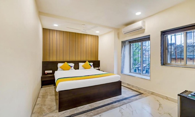 Bhowanipore Hotel | Family-Friendly Itsy Hotels Neeranand Plaza with Breakfast