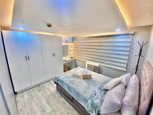Cainta Apartment | Inviting IV's Condo: Netflix, Wifi & Karaoke Awaits You