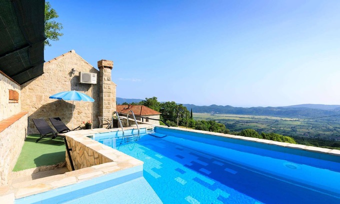 Mihanici Villa | Ivana Villa: Family-Friendly Retreat with Private Pool