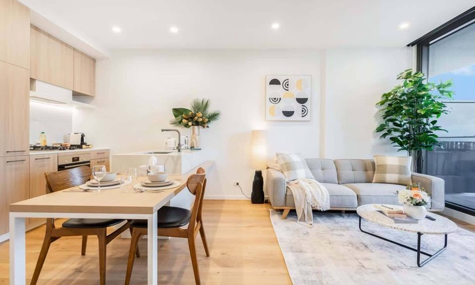 Heidelberg Heights Apartment | Ivanhoe Apartment: Balcony, Free Parking & Comfort