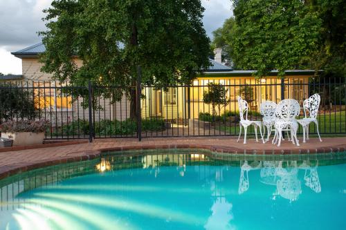 Loomberah House | Ivanhoe Park Homestead: Guest Rated 9.8 with Oceanfront Pool