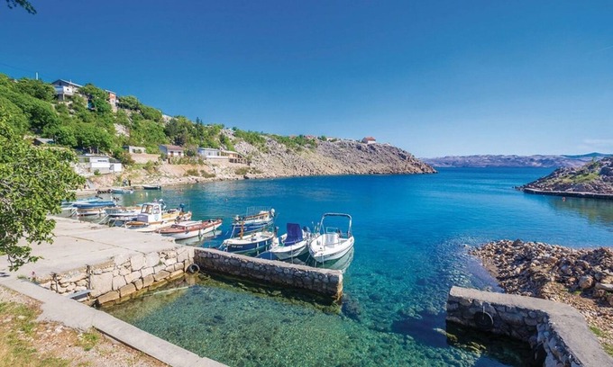 Cesarica Apartment | Ivni - Ocean View Retreat with Breakfast & Pet Friendly