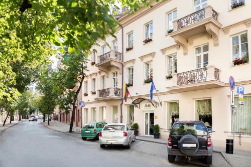 Old Town Hotel | Comfortable Ivolita Vilnius: Family-Friendly with Breakfast