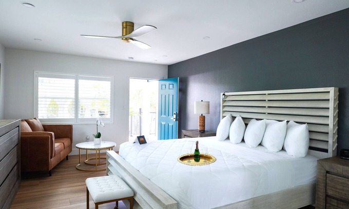 Clearwater Beach Hotel | Relax at Ivory Sands Beach Suites - Water View King Suite