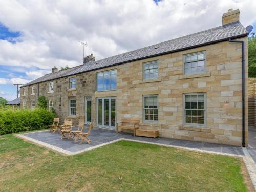 Beck Hole House | Elegant Ivy Cottage: Pet & Child Friendly Retreat