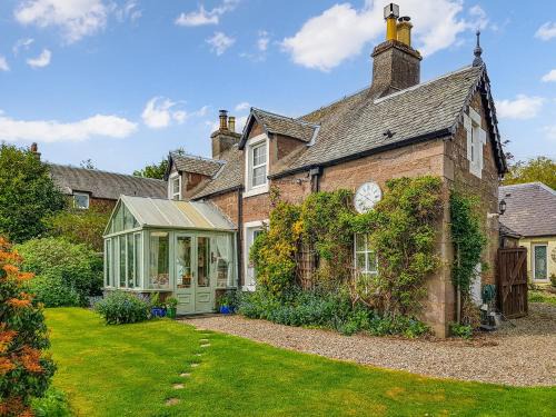Crieff House | Cozy Ivy Cottage: Pet-Friendly Retreat with 9.5/10 Rating