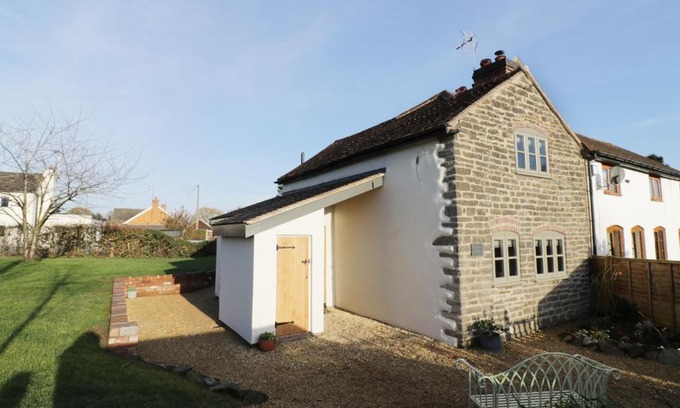 Hay-on-Wye House | Experience Ivy Cottage: Pet-Friendly 5-Star Retreat