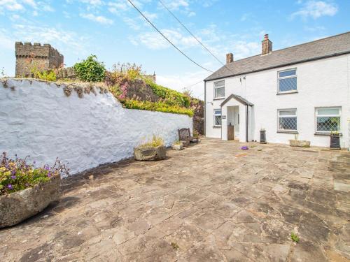 Maudlam House | Cozy Ivy Cottage: Family and Pet-Friendly Retreat