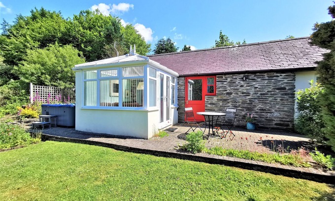 Llanfyrnach Cottage | Experience Ivy Cottage: Oceanfront Bliss & Spa Retreat