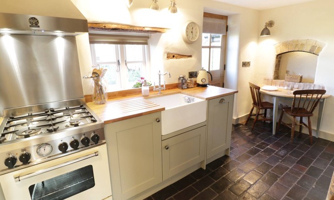 Moreton Cottage | Cozy Ivy Cottage: Pet-Friendly Stay with Breakfast Included