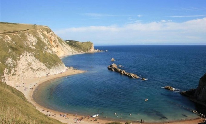 West Lulworth Cottage | Pet-Friendly Ivy Cottage with Ocean Views and Breakfast