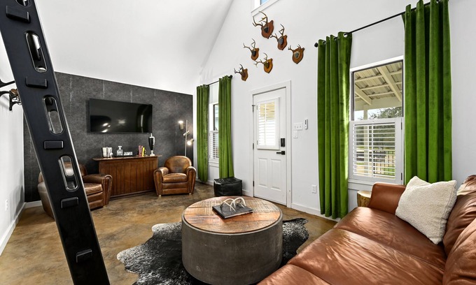 Dripping Springs Cottage | Experience Ivy Cottage: Scenic Hill Country Getaway!