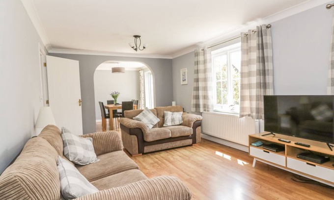Rowhedge Cottage | Charming IVY COTTAGE: Pet Friendly Retreat in Rowhedge