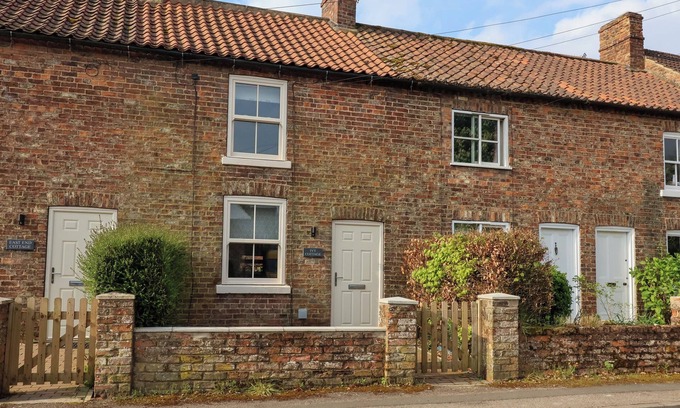 Thirsk House | Cozy IVY COTTAGE: Pet-Friendly Retreat with Garden Access