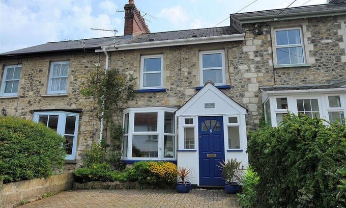 Beer Cottage | IVY COTTAGE: Pet-Friendly Retreat with Ocean Views