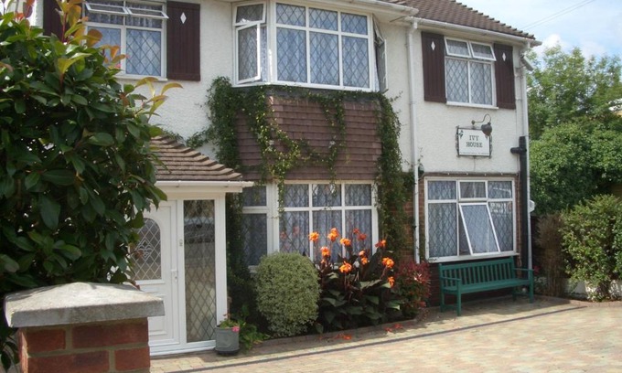 Ickenham House | Family-Friendly Ivy House with 9/10 Guest Satisfaction