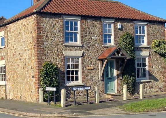 Skipsea House | Inviting Ivy House: Family-Friendly Cottage with Garden