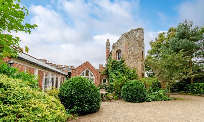 Woodbridge House | Pet-Friendly Ivy Lodge: Cozy Two Bedroom House for 4
