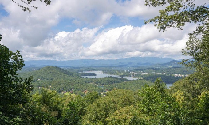Hiawassee House | Family-Friendly Escape at Ivy Mountain Top Hotel