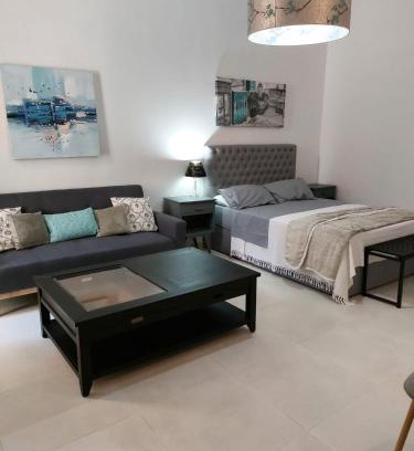 Tower Road Apartment | Cozy Ivy Rooms with Oceanfront Views and Delicious Breakfast