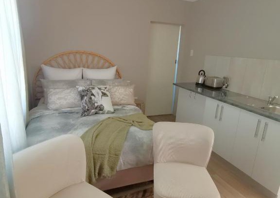 East London Apartment | Cozy Izibusiso Guest Room: Family-Friendly with Breakfast