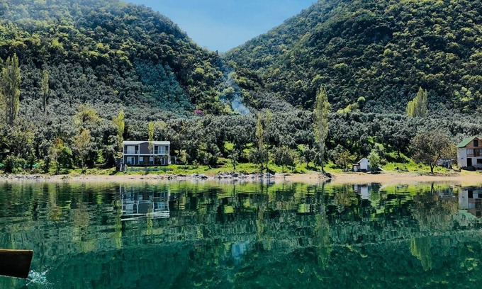 Nilufer Villa | Lake House Retreat with Breathtaking Views and Amenities