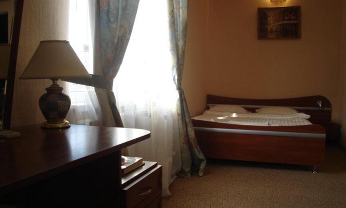 Uzhhorod Hotel | Budget-Friendly Izumrud with Breakfast & Child-Friendly Amenities