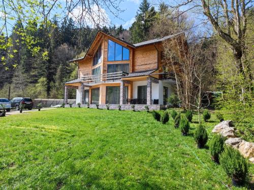 Rasnov House | Enchanting Izvorul lui Dracula: Pool & Family-Friendly Stay