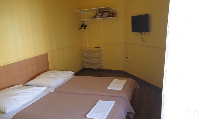 Kispest House | Charming Jáde Panzió: Child-Friendly and Budget-Friendly Stay