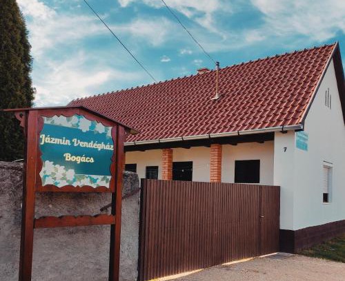 Bogacs House | Cozy Jázmin Vendégház in Bogács with Family-Friendly Amenities