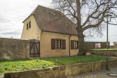 Großjena Apartment | Welcoming Jägerhaus auf Schloss Neuenburg: Pet-Friendly Retreat