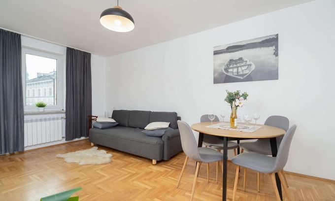 Stare Podgorze Apartment | Explore Józefińska 5/9: Family-Friendly with Balcony
