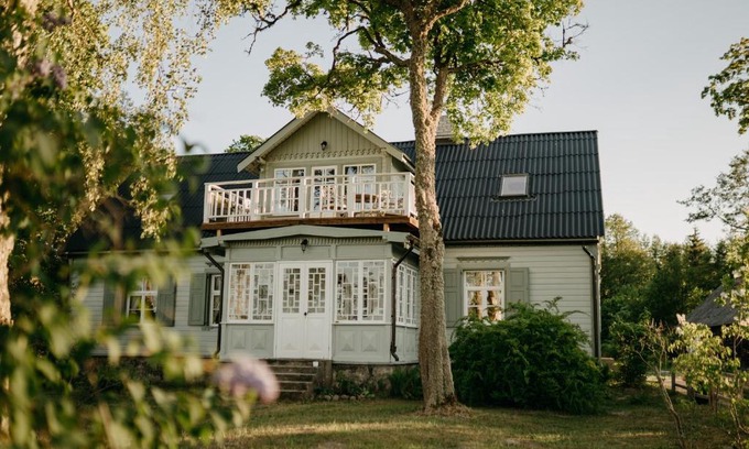 Mikeltornis House | Oceanfront Retreat: Jūras māja Ausekļi with Private Beach