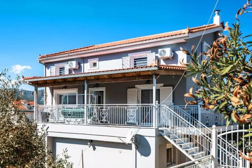 Katapodata Apartment | Top-Rated J and D House: Ideal for Families with Kids