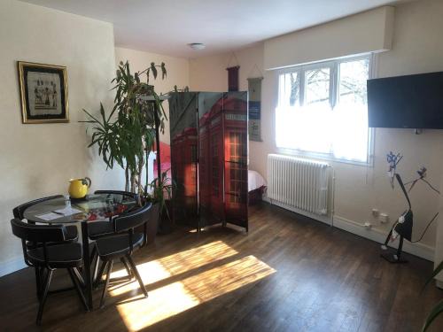 Bourges Apartment | Cozy J'offre Apartment: Child-Friendly with Kitchen Access
