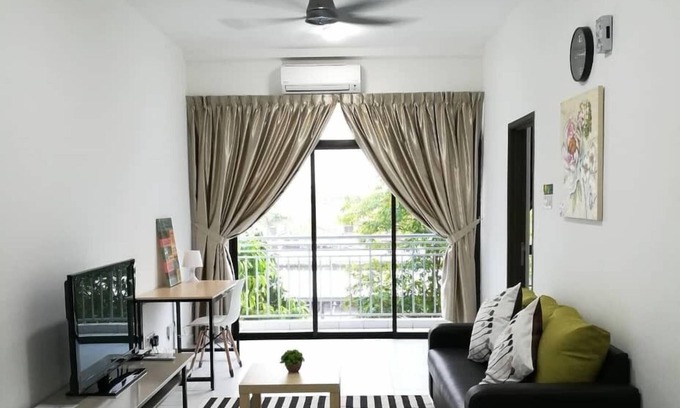 Tebrau Apartment | Cozy J&R Homestay: Relax by the Pool with Breakfast Included