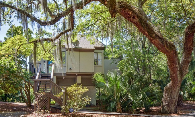 St. Simons Island House | Relax at J&R Island Retreat: Pet-Friendly Oceanfront Getaway