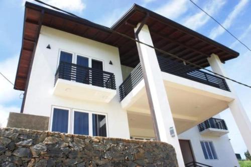 Nuwara Eliya Hotel | Guest Rated: J's Villa with Family-Friendly Amenities