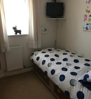 Netley House | Family-Friendly Stay at J8 m27 with Kitchen Amenities