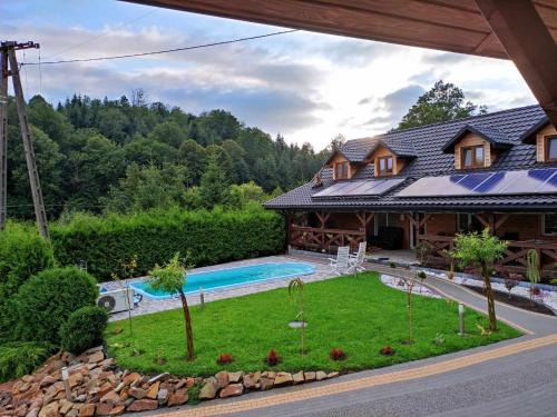 Mchawa Apartment | Discover Jaśkowa Chata Bieszczady: Poolside Retreat Awaits