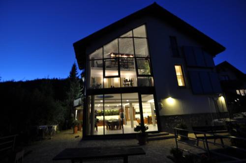 Meszna Bed & Breakfast | Jaśminowe Ogrody: Pet-Friendly Retreat with a 9.5 Rating