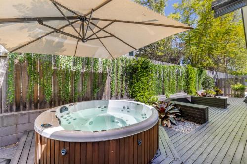 Pokolbin House | Jacaranda Amber The Vintage Golfside Luxe Villa Hunter Valley