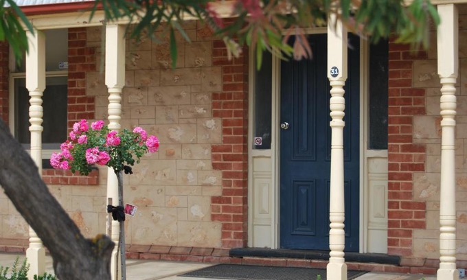 Murray Bridge Apartment | Inviting Jacaranda Cottage - Ideal for Families & Rated 7.9