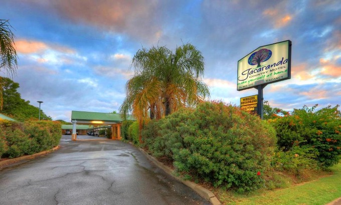 St. George Hotel | Welcoming Jacaranda Country Motel with Pool & Breakfast