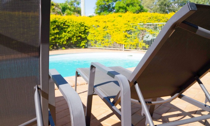 St. George Hotel | Inviting Jacaranda Country Motel with Pool & Breakfast