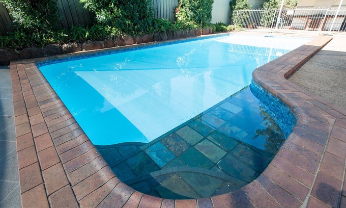 South Toowoomba Hotel | Cozy Jacaranda Place Motor Inn with Pool & Breakfast
