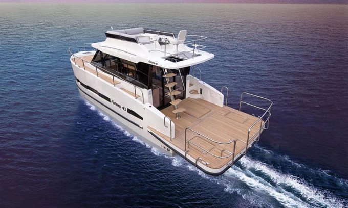 Wilkasy Boat Rental | Experience the Grand Horizon with Oceanfront Views