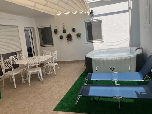 Evora Apartment | Indulge at Jack&Lily's: Oceanfront Retreat with Pool